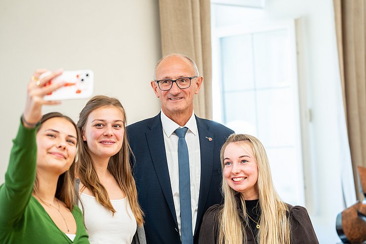 © Land Tirol/Fitsch Drei Schülerinnen machen ein Selfie mit dem Landeshauptmann