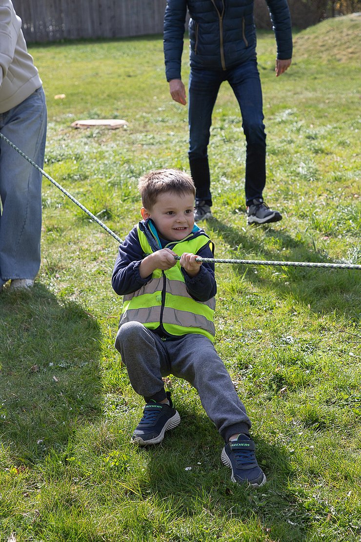© Kindergarten für Alle Lienz Kind beim Seilziehen