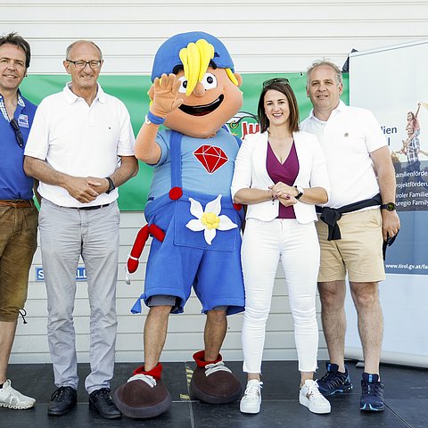 V. li. bei der Eröffnung des Familienfestes Reinhard Wieser (Geschäftsführer Alpbachtaler Bergbahnen), LH Anton Mattle, der "Lauser" vom Alpbachtaler Lauserland, Familienlandesrätin Astrid Mair und Frank Kostner (Obmann Alpbachtal Tourismus).