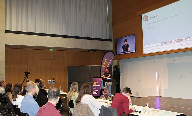 Jugendlicher spricht vor Publikum