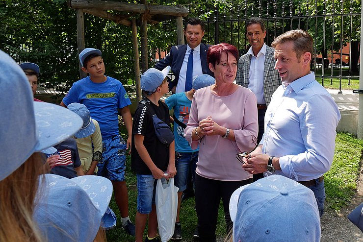 Volodymyr Horbal (re., ukrainische Gemeinde in Tirol) sprach mit LTPin Ledl-Rossmann über die Erlebnisse der Kinder in Tirol. Im Hintergrund: Honorarkonsul Peer (re.) und Botschafter Scherba.