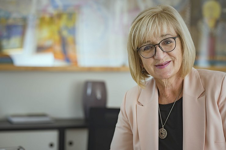 Arbeits- und Bildungslandesrätin Beate Palfrader: "Wir freuen uns, dass wir mit dieser wichtigen Arbeitsmarktmaßnahme das Beschäftigungspotenzial von gemeindenahen Tätigkeiten verstärkt nutzen können."