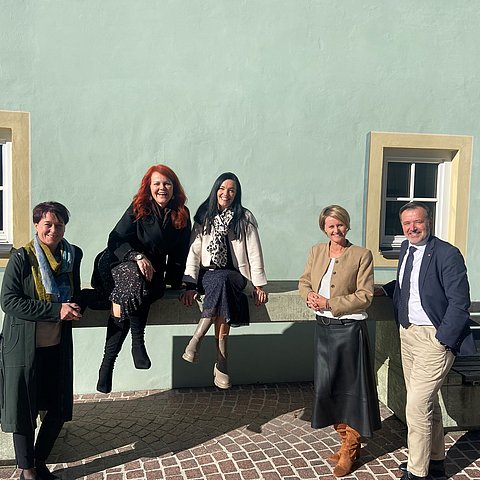 Gruppenfoto von der BürgermeisterInnenkonferenz im Bezirk Reutte. Auf dem Foto sind folgende Personen zu sehen:  LTPin Sonja Ledl-Rossmann, LRin Cornelia Hagele, BGMin von Vils Carmen Strigl-Petz, BH Katharina Rump und Alexander Heiß (Vorstand Abteilung Elementarbildung und allgemeines Bildungswesen)