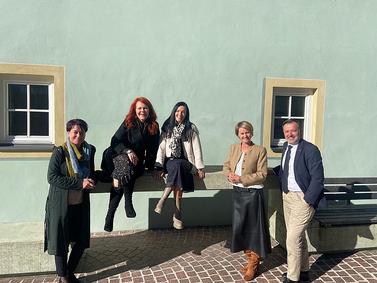 Gruppenfoto von der BürgermeisterInnenkonferenz im Bezirk Reutte. Auf dem Foto sind folgende Personen zu sehen:  LTPin Sonja Ledl-Rossmann, LRin Cornelia Hagele, BGMin von Vils Carmen Strigl-Petz, BH Katharina Rump und Alexander Heiß (Vorstand Abteilung Elementarbildung und allgemeines Bildungswesen)