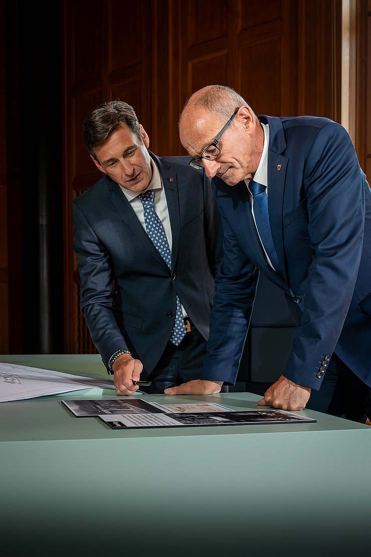 „Leokadias Stimme steht für Mut, Menschlichkeit und Zivilcourage in Zeiten der NS-Diktatur. Genau das soll an diesem Abend auch spürbar werden“, erklärt LH Mattle (im Bild mit LAD Herbert Forster).