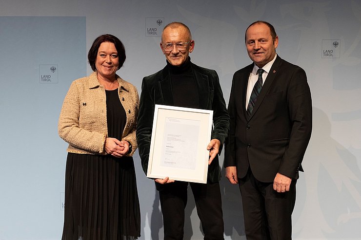 LTPin Ledl-Rossmann und LHStv Josef Geisler mit dem Ausgezeichneten Harald Oberbauer (Facharzt für Psychiatrie und Neurologie in Innsbruck).