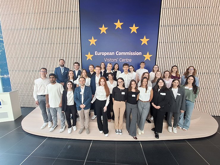 © Euregio/Michael Wolf Ein Besuch bei der EU-Kommission darf im Rahmen der EuregioBrusselsSchool (im Bild Gruppenfoto im Sommer 2025) nicht fehlen.