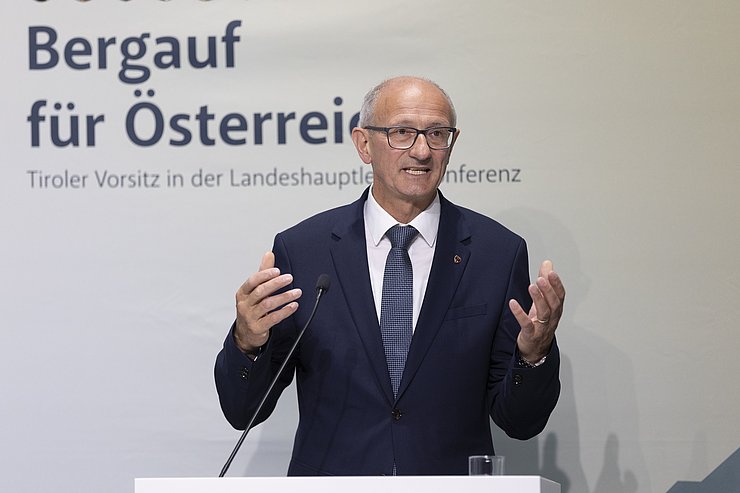 © Land Tirol/Sedlak Mattle bei PK sprechend