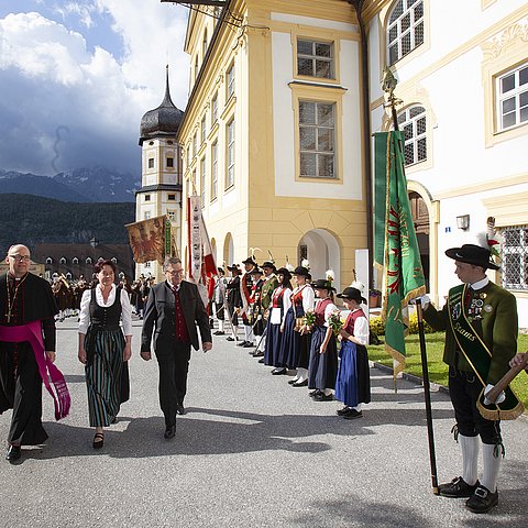 Bischof Hermann Glettler, Landtagspräsidentin Sonja Ledl-Rossmann und LH Günther Platter beim Landesüblichen Empfang in Stams.