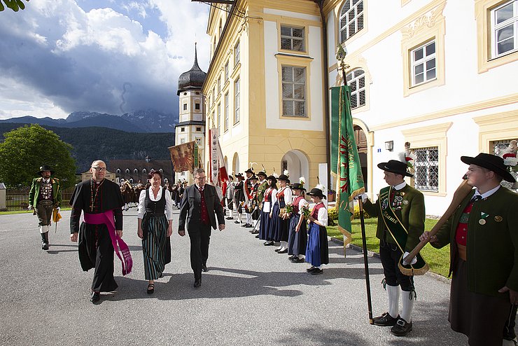 Bischof Hermann Glettler, Landtagspräsidentin Sonja Ledl-Rossmann und LH Günther Platter beim Landesüblichen Empfang in Stams.