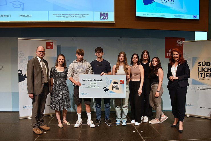 Gruppenfoto der Klasse 4AK der Handelsakademie Hall mit Landesrätin Hagele.