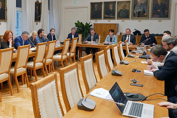 Im Anschluss kam es zum Meinungsaustausch zwischen den Vortragenden und den Abgeordneten.