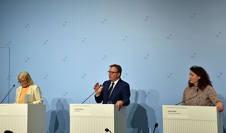Palfrader, Platter und Felipe nebeneinander an ihren Rednerpulten stehend