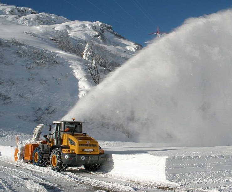 Foto: Radladerfräse beim Schneefräsen am Arlberg