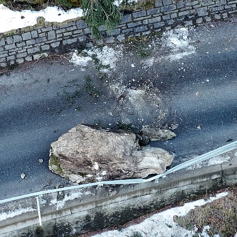 Foto der Straße auf dem der Felsbrocken zu sehen ist