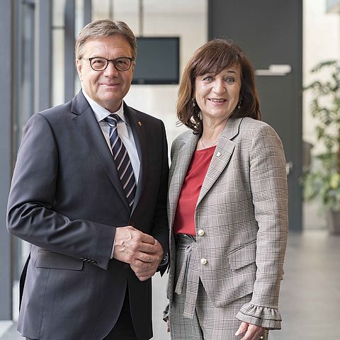 LH Platter und LRin Palfrader freuen sich über den neuerlichen Aufwärtstrend am Tiroler Arbeitsmarkt.