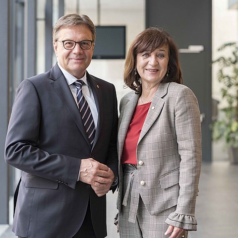 Landeshauptmann Günther Platter und Landesrätin Beate Palfrader stehen gemeinsam im Innsbrucker Landhaus.