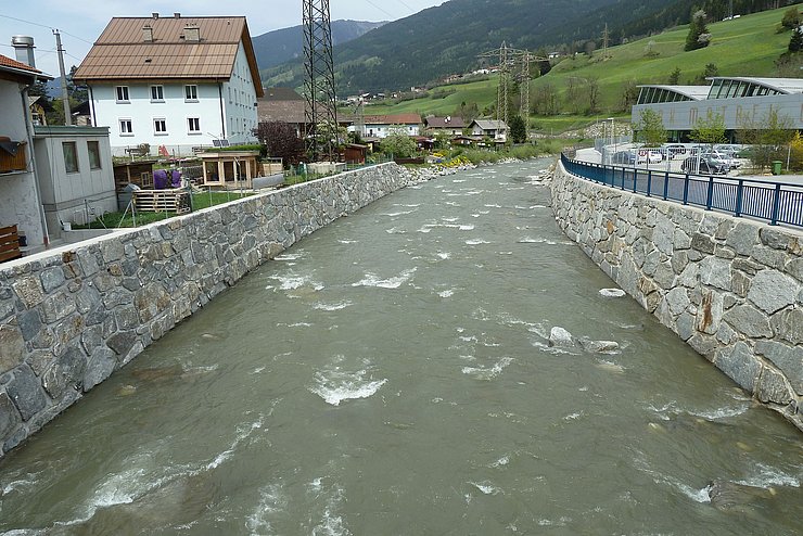 Landesstraßenbrücke nach Navis bachabwärts nachher