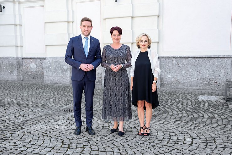© Tiroler Landtag/Christanell Sonja Ledl-Rossmann ist die Landtags-Präsidentin (Bildmitte). Wenn sie nicht da ist, vertreten sie ihr Stellvertreter Dominik Mainusch (links im Bild) oder ihre Stellvertreterin Elisabeth Blanik (rechts am Bild).