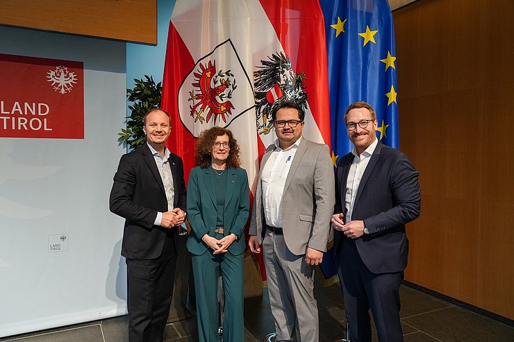 Bürgermeister Anzengruber Ines Bürgler Hasan Yildirim und Landeshauptmannstellvertreter Wohlgemuth auf einem Gruppenfoto mit Blick in die Kamera im Großen Saal im Landhaus