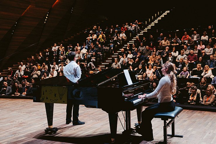 Klavier in einem Konzertsaal