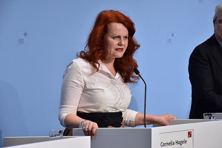 Landesrätin Cornelia Hagele am Podium bei der Pressekonferenz