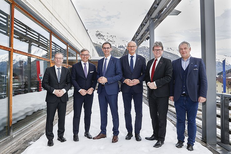 Wissenschaftlicher Generaldirektor der GeoSphere Austria Andreas Schaffhauser, Finanzminister Magnus Brunner, LH Markus Wallner, LH Anton Mattle, Wissenschaftsminister Martin Polaschek und Bürgermeister von St. Anton, Helmut Mall bei einem Gruppenfoto