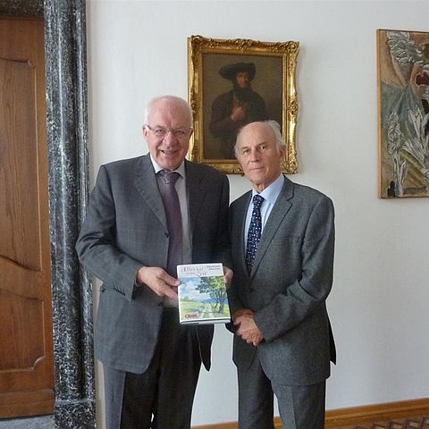 BU (von links): LTP Herwig van Staa mit dem Herausgeber Paul Ladurner