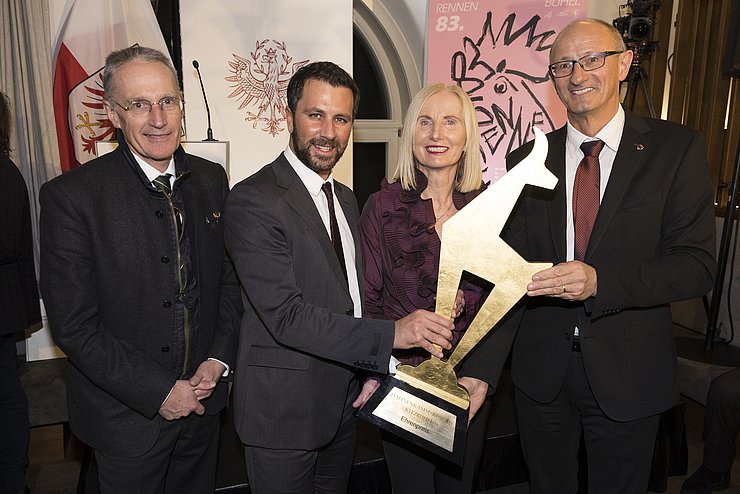 Mit der „Gams-Trophäe“ (v.li.): Michael Huber (Präsident des Kitzbüheler Ski Clubs), Sportreferent LHStv Georg Dornauer, Roswitha Stadlober (Präsidentin des Österreichischen Skiverbands) und LH Anton Mattle. 