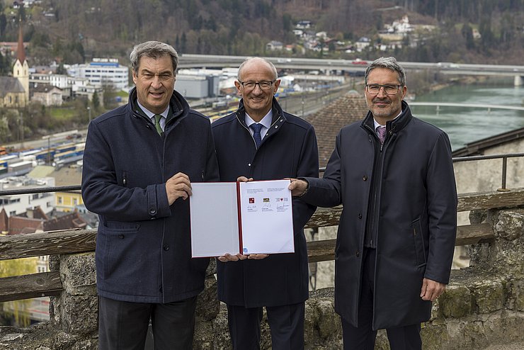 (v.li.): Bayerns Ministerpräsident Markus Söder, Tirols LH Anton Mattle und Südtirols LH Arno Kompatscher auf der Festung Kufstein mit der Inntalautobahn im Hintergrund. 