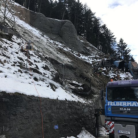 Aufwendige Aufräum- und Sanierungsarbeiten an mehreren Stellen der Brenner Straße zwischen Gasthof Stefansbrücke und Abzweigung Schönberg machten eine mehrwöchige Sperre der B 182 in diesem Abschnitt notwendig. 