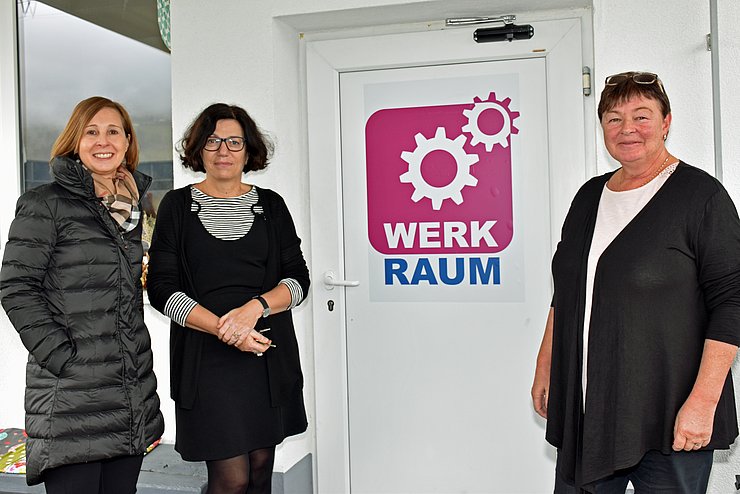 Freuen sich über die sanierten Räumlichkeiten im WerkRaum des Vereins Tafie in Vomp: Soziallandesrätin Gabriele Fischer, WerkRaum-Leiterin Brigitte Huter-Pomarolli und Ingrid Mair, Geschäftsführerin des Vereins Tafie.