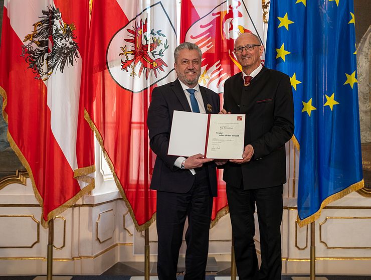 Auszeichnung für Reinhold Sahl, Dienststellenleiter der Burghauptmannschaft Österreich, überreicht von LH Anton Mattle. 
