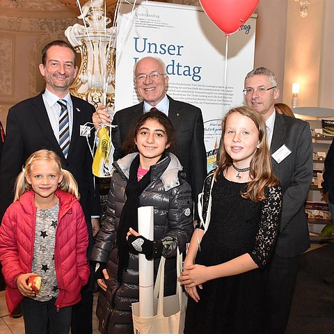 v.l. Vizepräsident Weratschnigg, Landtagspräsident van Staa, Landtagsdirektor Hofbauer mit jungen BesucherInnen