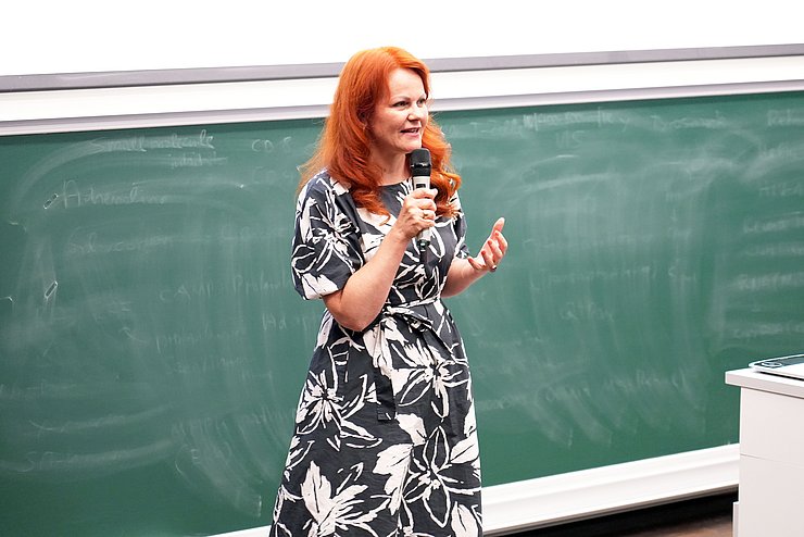 LRin Cornelia Hagele zeigt sich erfreut über die vielfältigen Schulprojekte: „Das große Engagement der Schulen und Lehrkräfte beweist, wie wichtig Bildung für nachhaltige Entwicklung ist.“