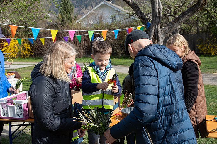 © Kindergarten für Alle Lienz Kind und Großeltern beim Basteln