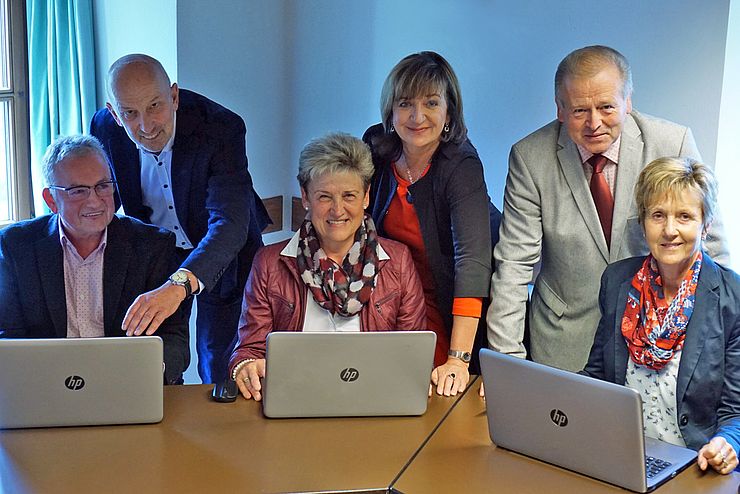 LRin Beate Palfrader mit Seniorinnen und (v.links) Projektleiter Gebhard Gschößer und Bürgermeister Johann Thaler.