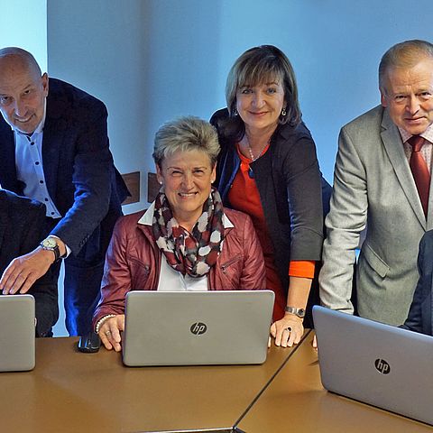 LRin Beate Palfrader mit Seniorinnen und (v.links) Projektleiter Gebhard Gschößer und Bürgermeister Johann Thaler.