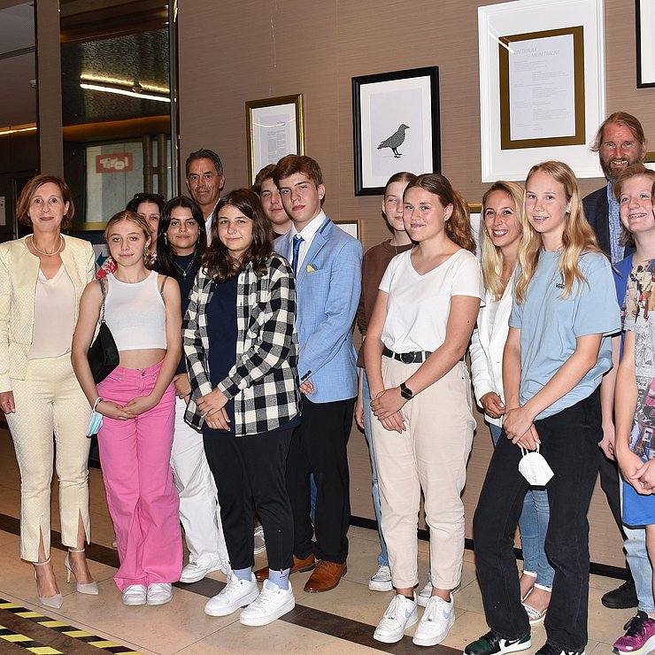 Gruppenfoto vor Bilderwand