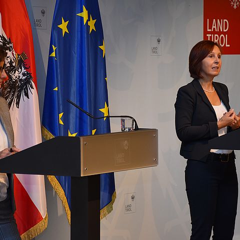 Frauenlandesrätin Gabriele Fischer und Ines Bürgler, Vorständin der Abteilung Gesellschaft und Arbeit, präsentieren das Gleichstellungspaket 2020 bis 2023