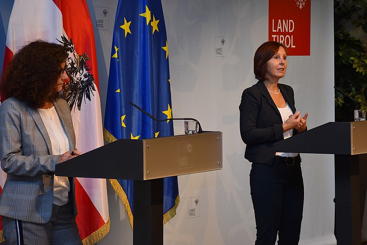 Frauenlandesrätin Gabriele Fischer und Ines Bürgler, Vorständin der Abteilung Gesellschaft und Arbeit, präsentieren das Gleichstellungspaket 2020 bis 2023
