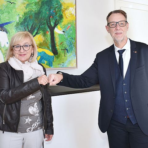 Arbeits- und Bildungslandesrätin Beate Palfrader freut sich über die Zusammenarbeit mit dem neuen Fachkräftekoordinator des Landes Tirol, Klaus Schuchter.