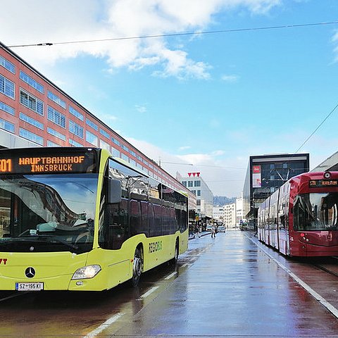 Mit der beschlossenen Kooperationsvereinbarung werden die Interessen von Land Tirol und der Stadt Innsbruck in den weiteren Verhandlungen zur Einführung des 1-2-3 Tickets gemeinsam vertreten.