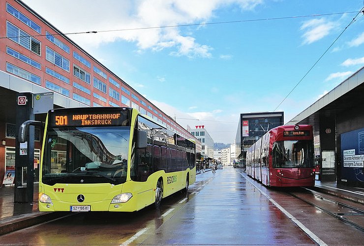 Mit der beschlossenen Kooperationsvereinbarung werden die Interessen von Land Tirol und der Stadt Innsbruck in den weiteren Verhandlungen zur Einführung des 1-2-3 Tickets gemeinsam vertreten.