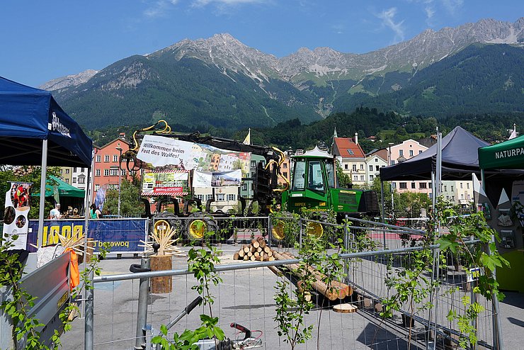 Traktor mit Banner steht vor Bergkulisse