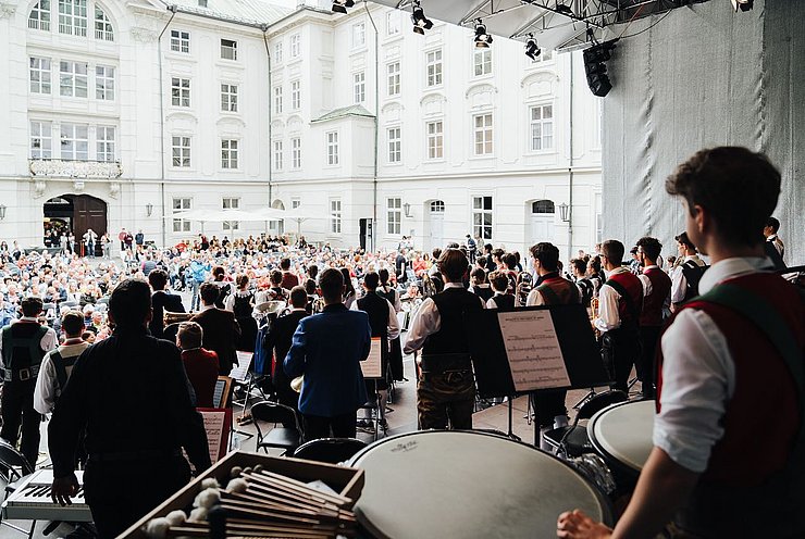 Blick von hinten auf Orchester und Publikum