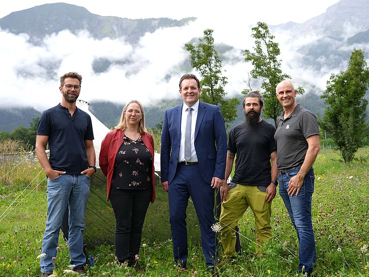 Gruppenfoto auf grüner Wiese