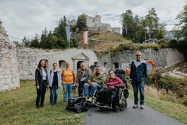 Gruppenfoto, im Hintergrund die Burg