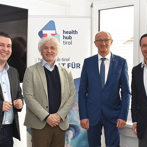 Gruppenfoto vor einem 'Health Hub Tirol'-Roll-up