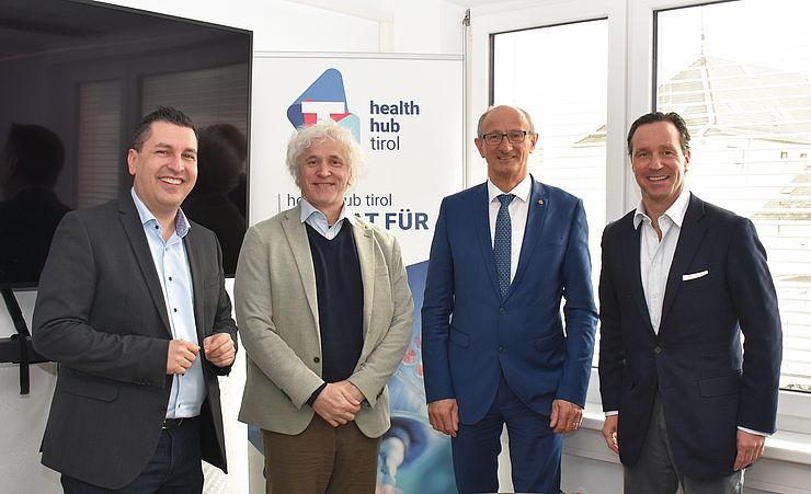Gruppenfoto vor einem 'Health Hub Tirol'-Roll-up